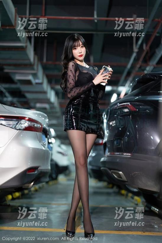 Xiuren秀人网-周jojobaby Xiuren秀人网 - 周jojobaby和她的定制泳衣,图片里有没有隐藏的优雅?真难说。
