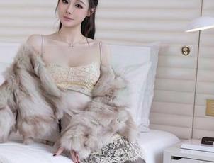 Xiuren秀人网 – 这是高清图册里的朱可儿Flower和眼镜，她居然偷瞄我了！