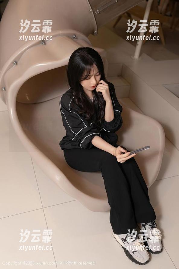 Xiuren秀人网-李金金 Xiuren秀人网 - 图包里的透明日常,李金金又在搞什么?