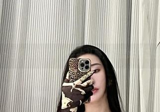 微密圈 – 当不爱笑的赛琳穿上礼服，连壁纸都自愧不如。