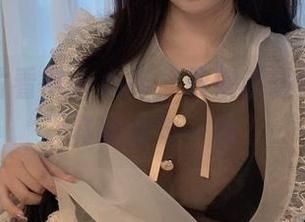 私房图片看得人心痒，依依超级懒的吊带其实金句一堆