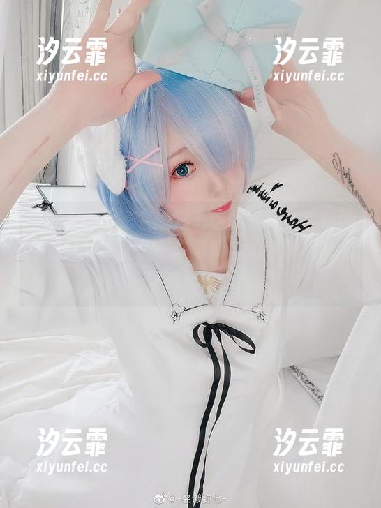 小提示：看完名濑弥七这组‘没有吉他的吉他妹妹’照片，你可能会心领神会什么叫做梦游。