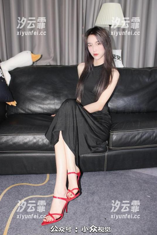 小众视觉 - 敢不敢信？珂老师的最新写真，长腿成了焦点！