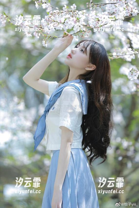 怡子yiii 怡子yiii的图集:夏日不只是喝冰饮,还能搭配鲜花?