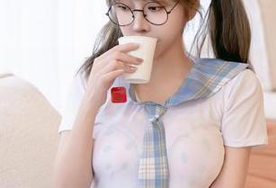 星颜社 – 免费送你争议——韩雨馨的白丝美图，快来围观啊哈哈！