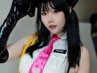 在线展示！是一只废喵了穿着圣诞连衣裙，你觉得她是仙女还是迷路的胡子猫？