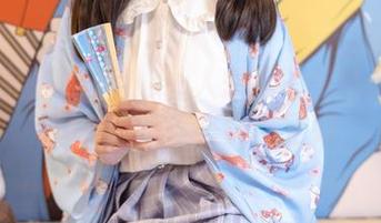 森萝财团的作品：让人想起的吊带短裙与50D白丝，搭配得正好