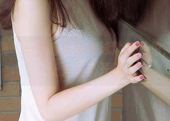 爱尤物 – 一只香蕉船与泳池的私拍，图片让人移不开眼