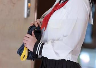 玉汇yuuhui的定制写真，裸足也可以这样动人