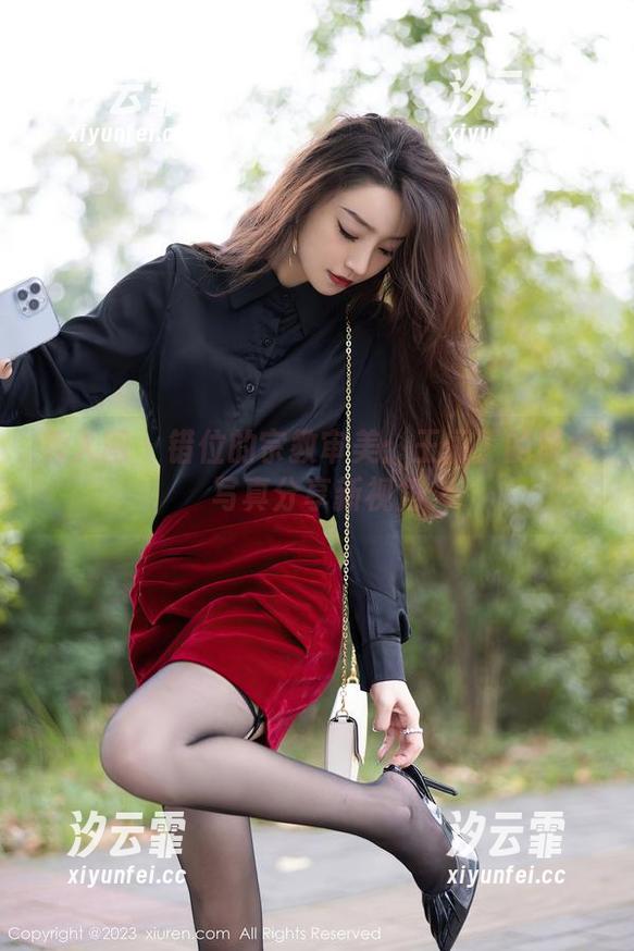 秀人网 - 错位的宗教审美：王俪丁的修女写真分享新视角