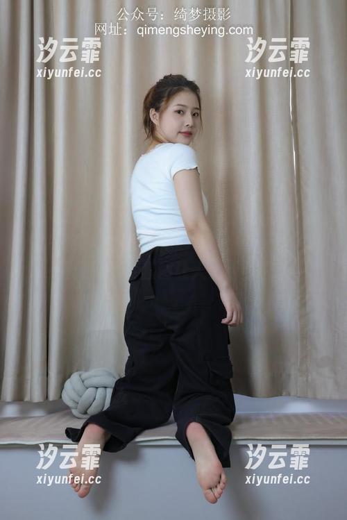 绮梦摄影 - 小代与她的白裙，在无圣光的聚光灯下，套图让人无话可说。