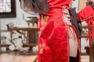 用“黑丝燕尾礼服”调调花铃Hana的气场，分享一下这身上散发出来的梦游感。