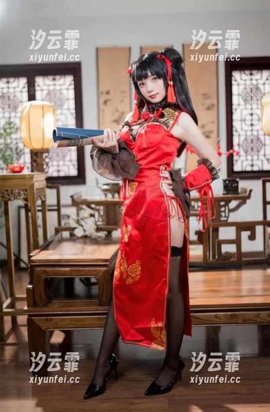 用“黑丝燕尾礼服”调调花铃Hana的气场，分享一下这身上散发出来的梦游感。