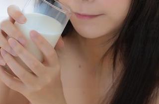 菠萝社 – 柳侑绮Sevenbaby的空姐美图，光影交错中难免多了几分异样情愫，嘿嘿。