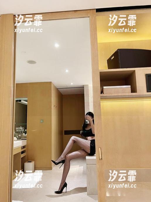 微密圈 - 葛征御姐写真集，腿部线条优雅又撩人，快来下载