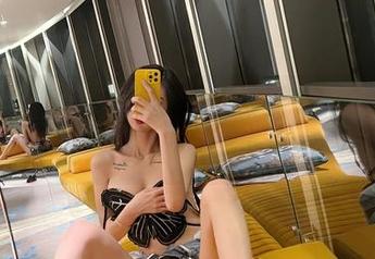 微密圈 – 葛征红色肚兜图包：难道是想挑战我的审美？