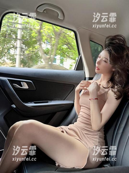 微密圈 - 看到陈妮妮UNI的沙发照更新，真让人想问：这沙发是太好看还是她太会拍？！