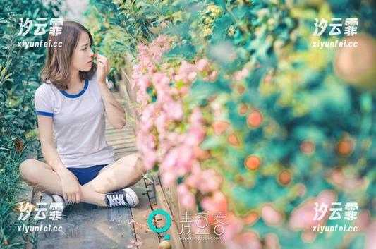 青豆客 - 施忆佳的最新写真：白裙划过，像一阵云彩，坏了我无数的专注力！