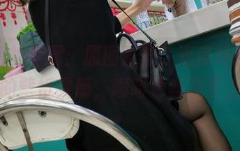 魔镜街拍专属：原图直击，逛商场自然优雅的壁纸灵感，咖啡色丝袜至上！