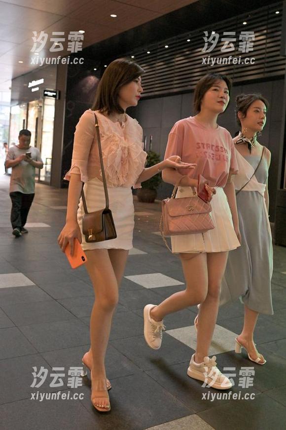 魔镜街拍合集：在高跟运动鞋和丝袜之间的奇妙舞蹈，怎么说呢，穿搭交响乐？