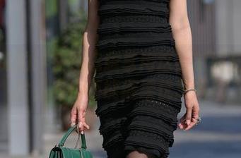 魔镜街拍：在线恣意享用这份制服长腿图片，右边还能继续优惠哦！