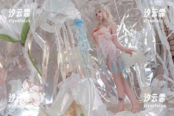 在线追随黏黏团子兔的蓝天写真：小鹿都迷了！